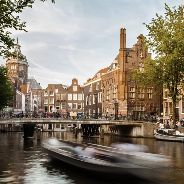 Típica calle en Amsterdam con canal y casas de colores. Países Bajos . —  Fotos de Stock