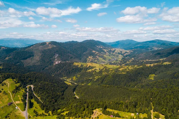 Krásný výhled na Karpatské hory v létě. — Stock fotografie