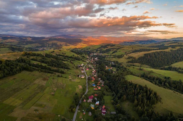 Pemandangan udara desa di pegunungan Carpathian — Stok Foto