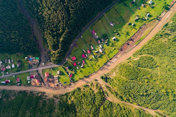 Karpat Dağları'nda köyünün havadan görünümü