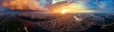 Büyük bir şehir, Kiev Podol üzerinde günbatımında Panoraması.