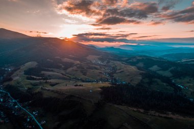 Karpat Dağları köyde havadan görünümü günbatımı üzerinde