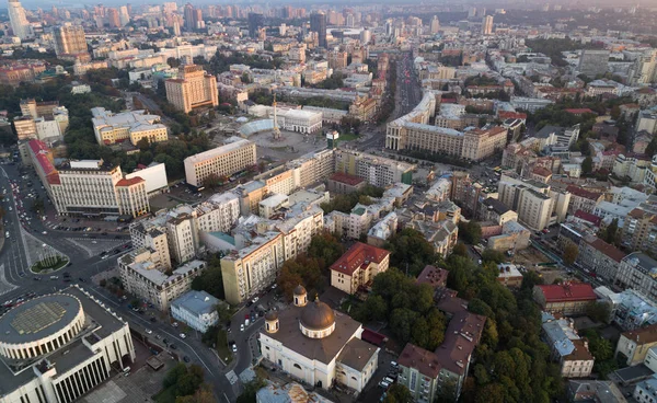 Вид с воздуха на центральную улицу Киева - Крещатик, Европейскую площадь, площадь Независимости, Сталин и современную архитектуру. Украина — стоковое фото