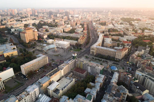 En vy från luften till den centrala gatan i Kiev - Khreshchatyk, Europeiska torget, Independence Square, Stalin och modern arkitektur. Ukraina — Stockfoto