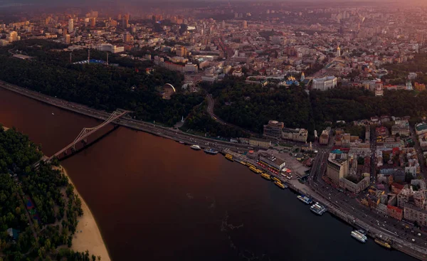 Büyük bir şehir, Kiev Podol üzerinde günbatımında Panoraması. — Stok fotoğraf