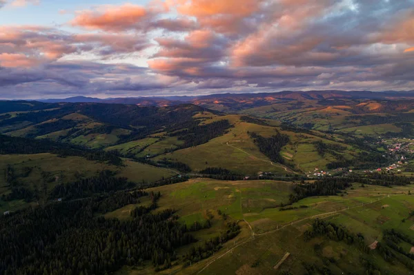 Letecký pohled na obec v Karpatských horách — Stock fotografie