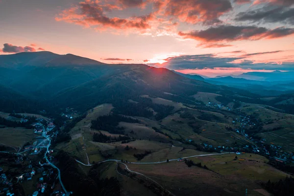 Letecký pohled na obec v Karpatských horách na západ slunce — Stock fotografie