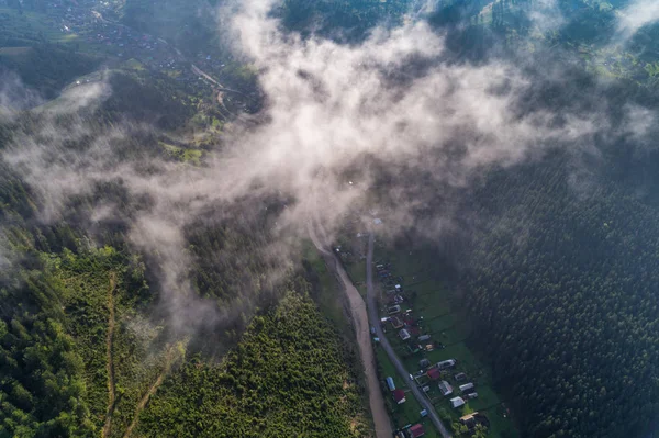 Вид з села в Карпатах з хмари на передньому плані — стокове фото