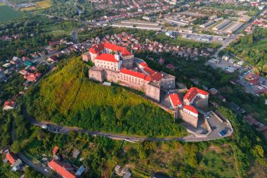Palanok Kalesi, Mukacheve, Ukrayna'da bir tepenin üzerinde bulunan havadan görünümü