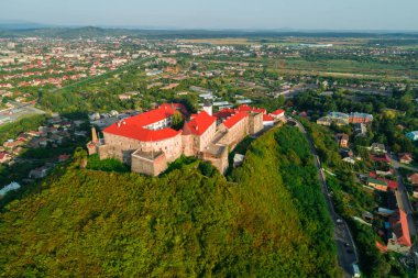 Palanok Kalesi, Mukacheve, Ukrayna'da bir tepenin üzerinde bulunan havadan görünümü