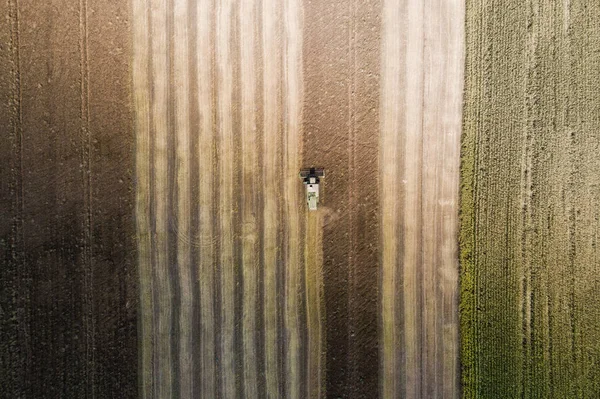 수확기를 옥수수와 함께 녹색 필드 옆에 있는 필드에 작물을 수확 하 고 우크라이나. 공중 보기. — 스톡 사진