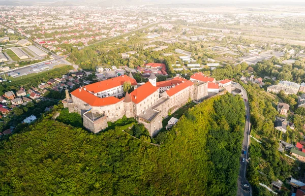 Vista aérea do Castelo de Palanok, localizado em uma colina em Mukacheve, Ucrânia — Fotografia de Stock