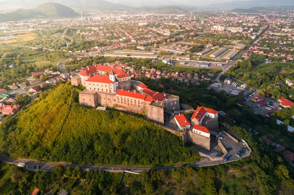 Пташиного польоту замок "Паланок", розташований на пагорбі в Мукачево, Україна — стокове фото