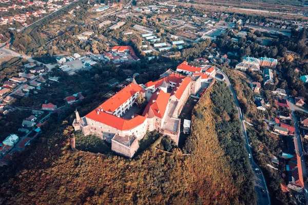Vista aérea do antigo Castelo de Palanok ou Castelo de Mukachevo, Ucrânia, construído no século XIV . — Fotografia de Stock