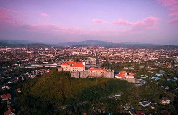 Vista aérea del antiguo Castillo de Palanok o Castillo de Mukachevo, Ucrania, construido en el siglo XIV . — Foto de Stock