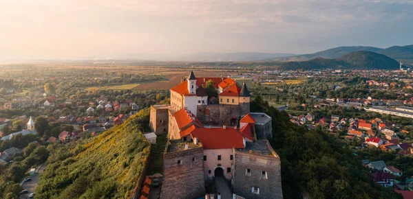 Luftaufnahme der alten Burg Palanok oder der Burg Mukatschewo, Ukraine, erbaut im 14. Jahrhundert. — Stockfoto