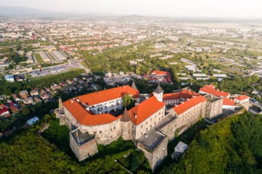 Palanok Kalesi, Mukacheve, Ukrayna'da bir tepenin üzerinde bulunan havadan görünümü