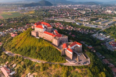 Palanok Kalesi, Mukacheve, Ukrayna'da bir tepenin üzerinde bulunan havadan görünümü