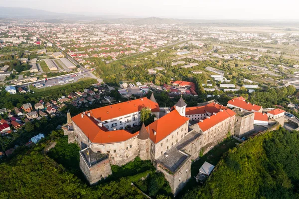Palanok Kalesi, Mukacheve, Ukrayna'da bir tepenin üzerinde bulunan havadan görünümü