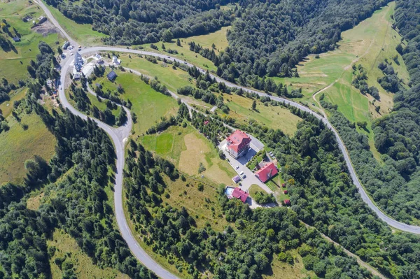 Vista aerea sulla strada di montagna che attraversa il paesaggio forestale — Foto Stock