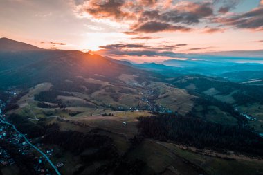 Karpat Dağları köyde havadan görünümü günbatımı üzerinde