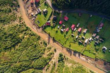 Karpat Dağları'nda köyünün havadan görünümü