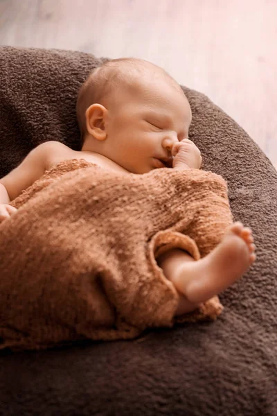 Neugeborenes schläft in einer schönen Pose mit einem kleinen Bären — Stockfoto