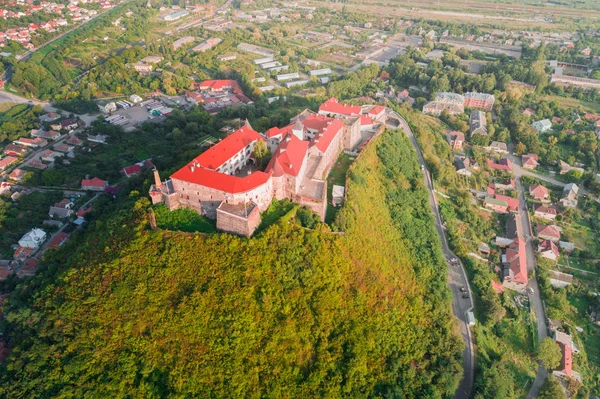 Veduta aerea del vecchio Castello Palanok o Castello Mukachevo, Ucraina, costruito nel XIV secolo . — Foto Stock