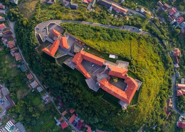 Palanok 성, Mukacheve, 우크라이나에 있는 언덕에 있는 공중 보기 — 스톡 사진