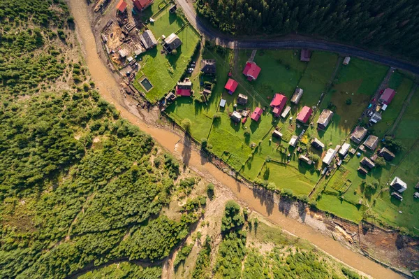 Karpat Dağları'nda köyünün havadan görünümü