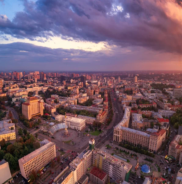 En vy från luften till den centrala gatan i Kiev - Khreshchatyk, Europeiska torget, Independence Square, Stalin och modern arkitektur. Ukraina — Stockfoto