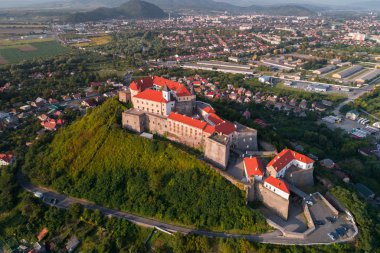Palanok Kalesi, Mukacheve, Ukrayna'da bir tepenin üzerinde bulunan havadan görünümü
