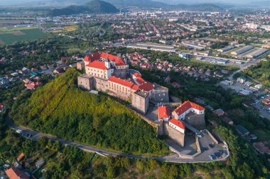 Palanok Kalesi, Mukacheve, Ukrayna'da bir tepenin üzerinde bulunan havadan görünümü
