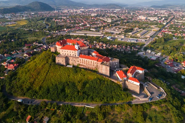 Vista aérea del castillo de Palanok, situado en una colina en Mukacheve, Ucrania —  Fotos de Stock