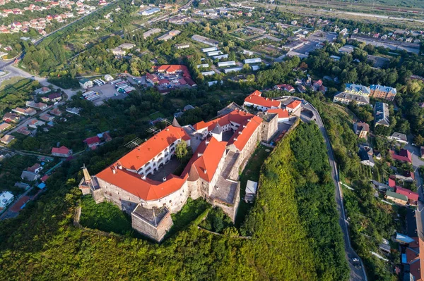 Veduta aerea del vecchio Castello Palanok o Castello Mukachevo, Ucraina, costruito nel XIV secolo . — Foto Stock