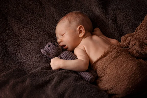 Noworodek śpi w pięknej pozie z mały miś — Zdjęcie stockowe