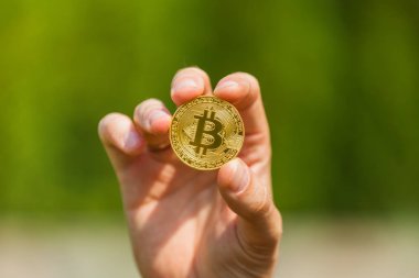 A mans el tutar bir altın sikke bitcoin