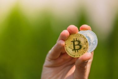 A mans el tutar bir altın ve gümüş sikke bitcoin
