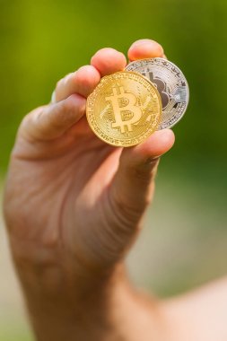A mans el tutar bir altın ve gümüş sikke bitcoin