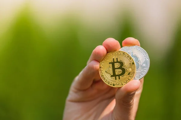 A 망 손 보유 금색과 은색 동전 bitcoin — 스톡 사진