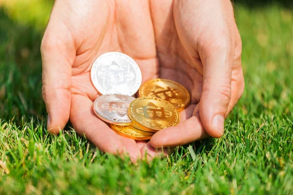 A mans el tutar bir altın ve gümüş sikke bitcoin