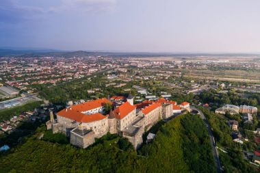 Palanok Kalesi, Mukacheve, Ukrayna'da bir tepenin üzerinde bulunan havadan görünümü