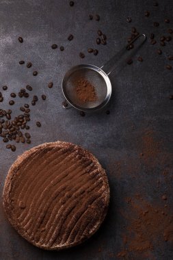 Karanlık bir arka plan üzerinde İtalyan tatlı tiramisu