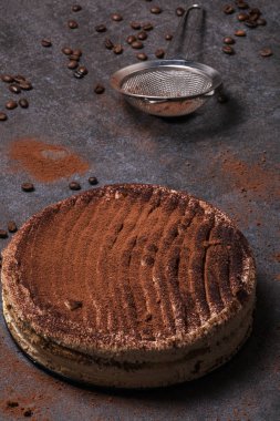 Karanlık bir arka plan üzerinde İtalyan tatlı tiramisu