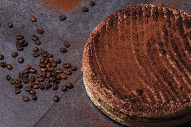 Karanlık bir arka plan üzerinde İtalyan tatlı tiramisu