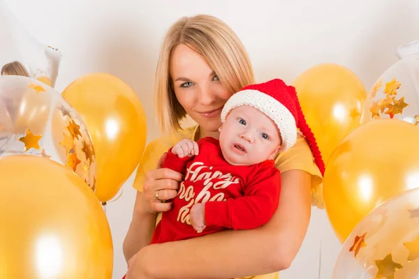 Bebé recién nacido con mamá en el fondo de las bolas de Navidad —  Fotos de Stock