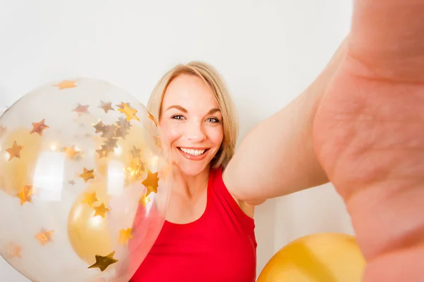 Unga glada blond kvinna med baloons leende nära upp, verkliga människor livsstilskoncept — Stockfoto