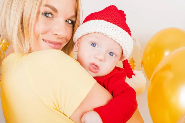 Bebé recién nacido con mamá en el fondo de las bolas de Navidad —  Fotos de Stock