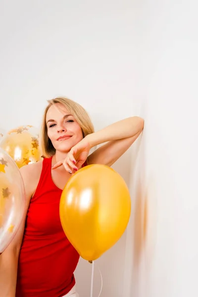 Joven mujer rubia feliz con globos sonriendo de cerca, estilo de vida concepto de la gente real —  Fotos de Stock