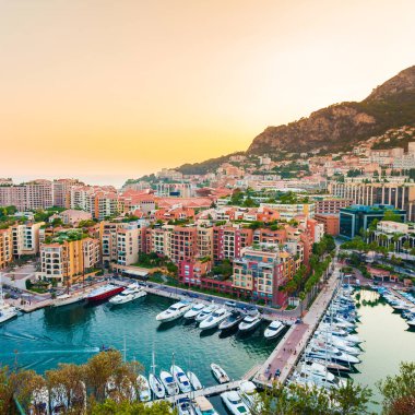 Bağlantı noktası de Fontvieille Monako panoramik manzaralı. Azur sahil.